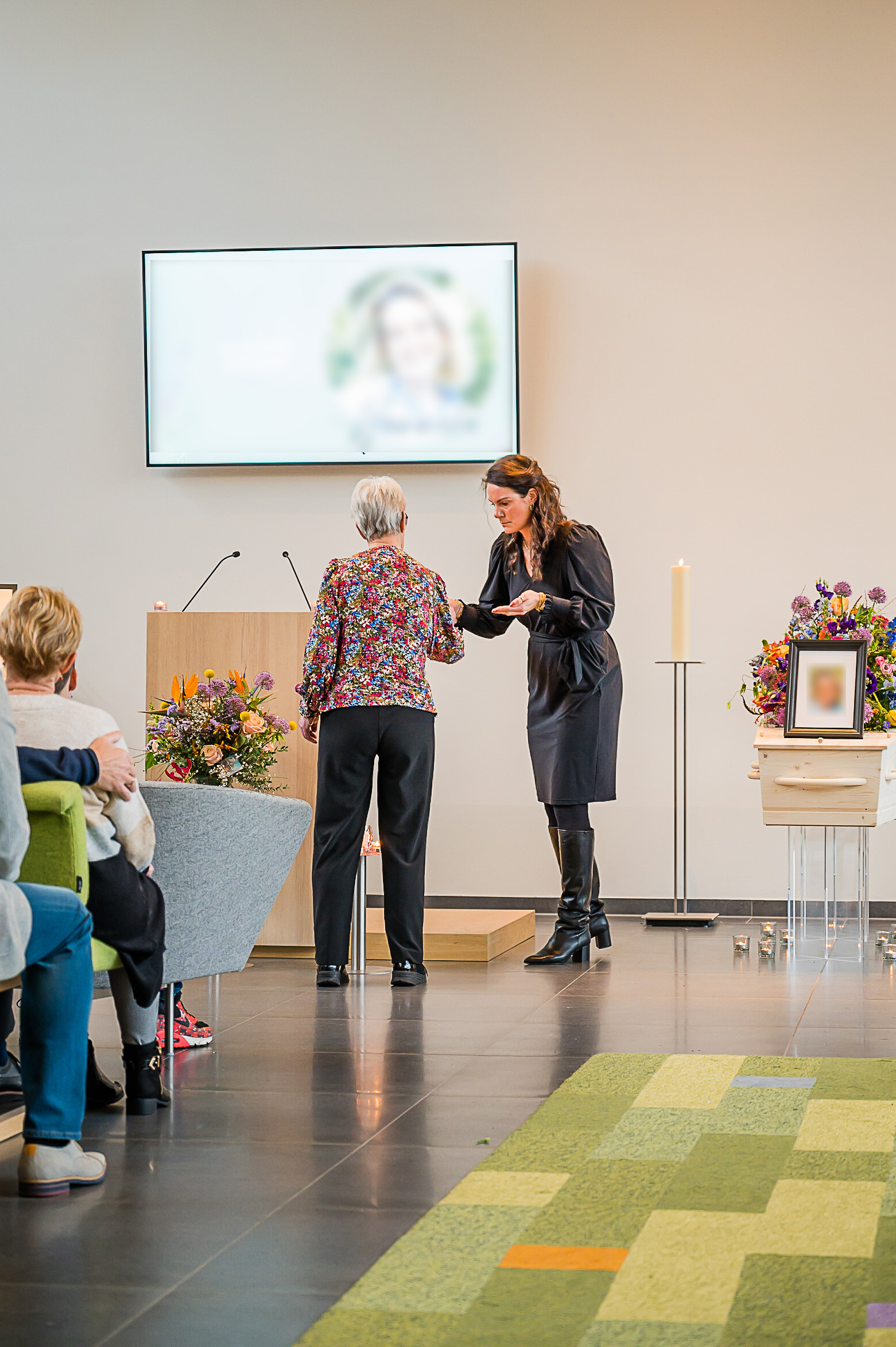 Marloes Verdonschot bij een afscheidsbijeenkomst in een aula