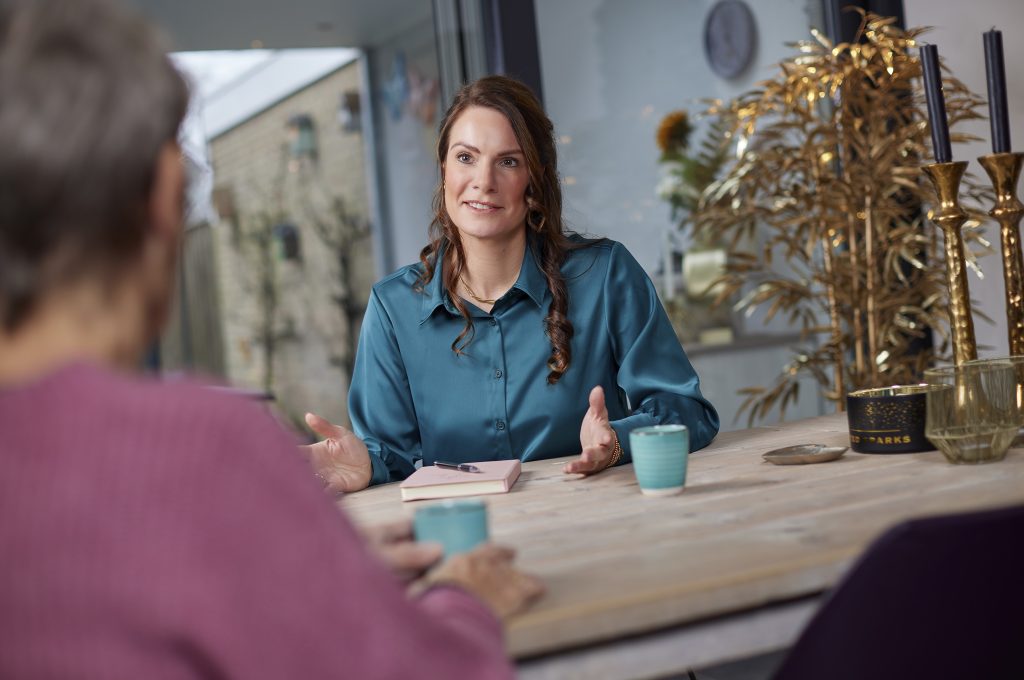 Para_Siempre_Uitvaartzorg_Werkwijze_Marloes_Eersel_aantafel